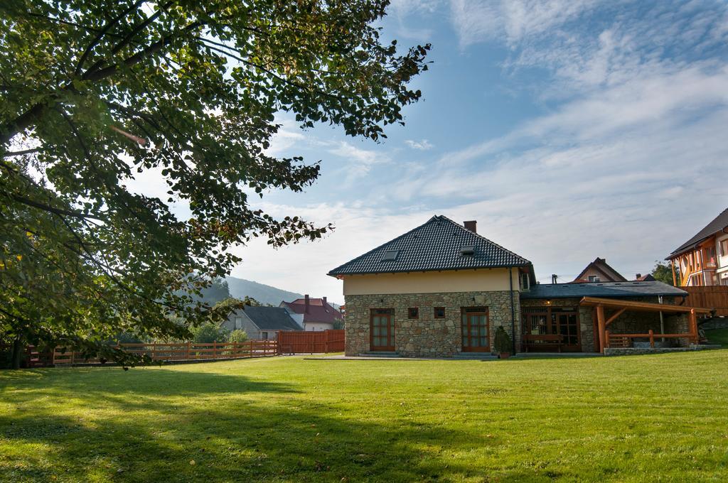 Bed and Breakfast Kakukk Vendéglő Panzió à Bánd Extérieur photo