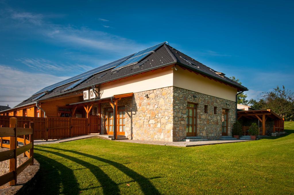 Bed and Breakfast Kakukk Vendéglő Panzió à Bánd Extérieur photo